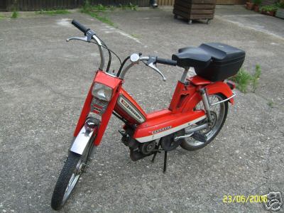 beware of the RED ROCKABILLY ROCKET !! mofa motorrad peugeot re rockabilly rocket schweden geil rot 