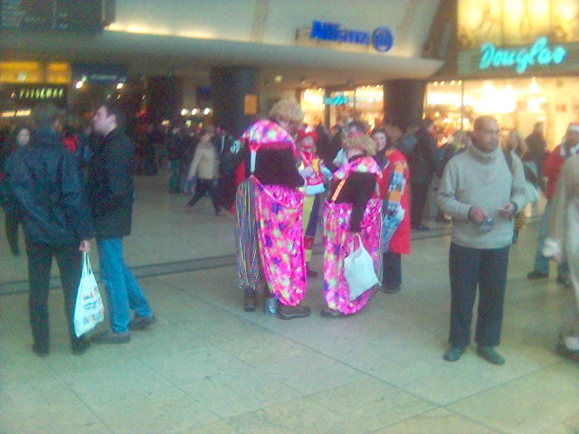 narren karnevall narren k�ln hauptbahnhof hbf 