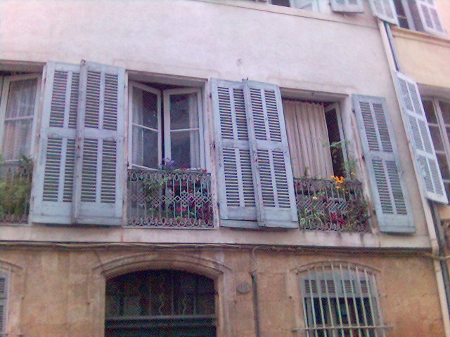 Fensternostalgie abgerockt fenster blumen frankreich 