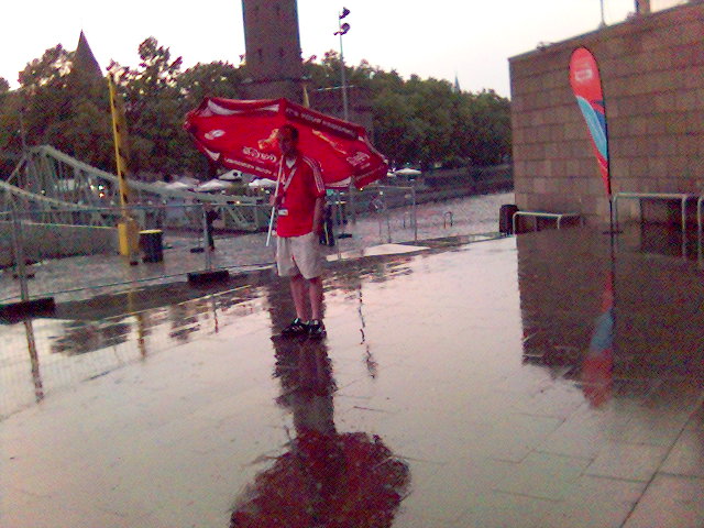 er steht im Regen 