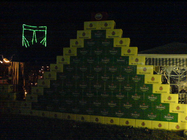 pyramidales saufen amstel dreieck warsteiner bier demozone saufen heineken kiste demoscene 