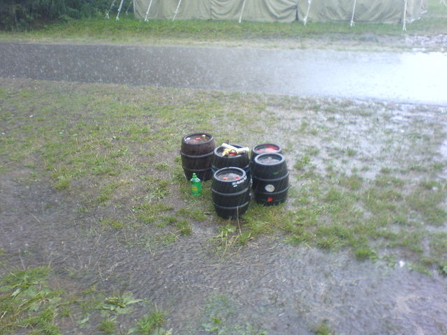 bierdusche dusche fassbier bier holland regen fass demozone 