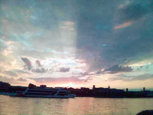 Sonnenuntergang am Rhein schiff koeln natur rhein sonne sonnenuntergang wolken 