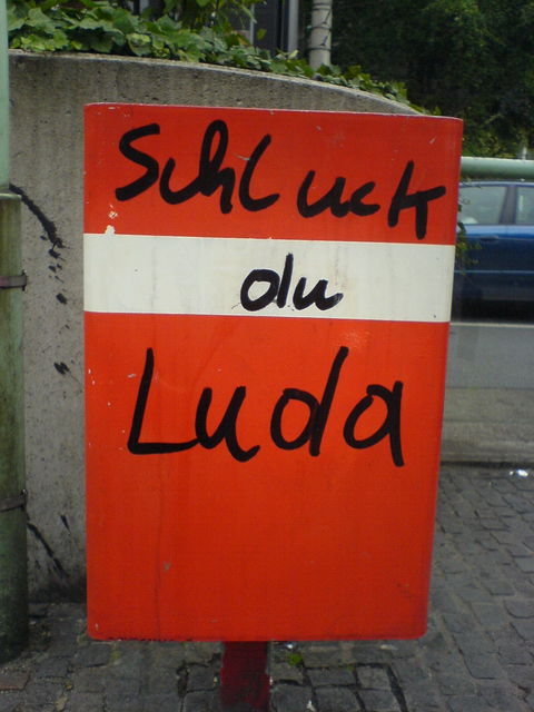 m�llschluckluder luder m�lleimer schlucken m�ll haltestelle 