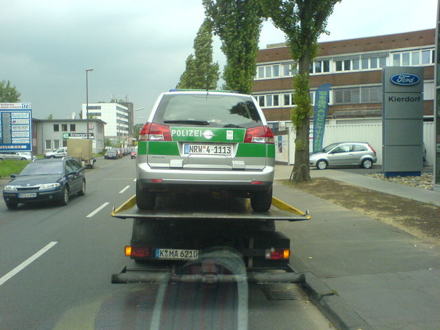 huckepack abschleppdienst auto bullen kaputt polizei lustig 