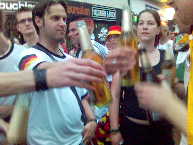 feierliche stimmung nach dem gewonnenen viertelfinale   hhner viertelfinale bier zlpicher fuball flasche raggi becks prost wm2006 