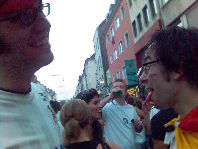 lars und poti feiern lars poti z�lpicher fu�ball lachen zunge 