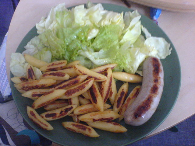 Nachmittagsimbi nachmittag schupfnudeln essen wurst lecker salat teller 