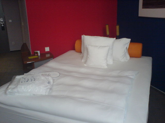 Zimmer in blau und rot bademantel weich bett blau hotel rot hannover 