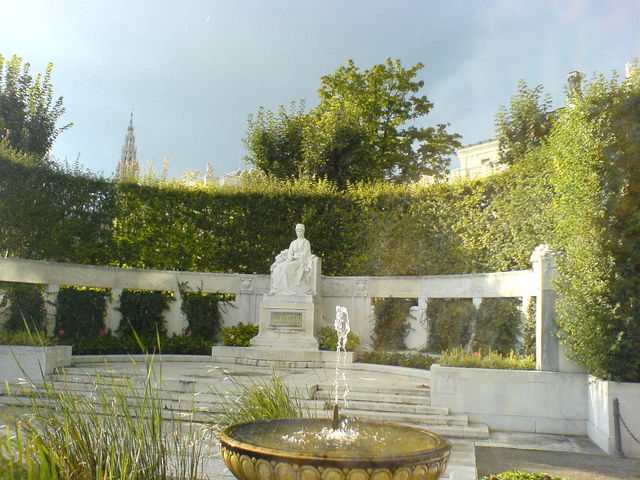 die sissi denkmal elisabeth kaiserin sissi wien volksgarten 