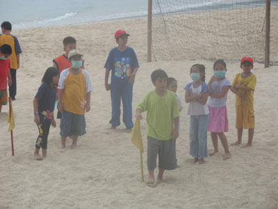 Unbeschwertes Strandspiel haze mundschutz qualm spiele staffellauf kinder borneo damai beach 