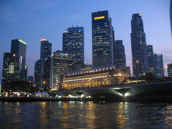 Singapur am Abend bootsfahrt lichter illumination abend fluss singapur hochhuser 