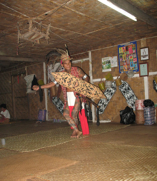 Iban Tnzer tanz tanzen iban langhaus borneo 