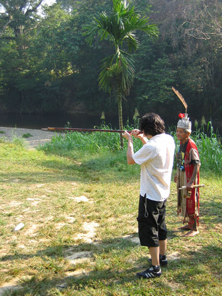 Fachmnner unter sich... blasrohr iban langhaus blowpipe borneo 