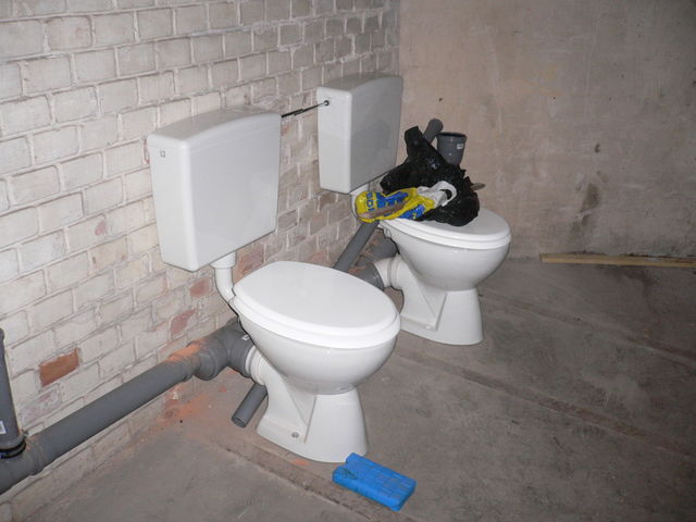 ein paar klos klo toilette bunker 
