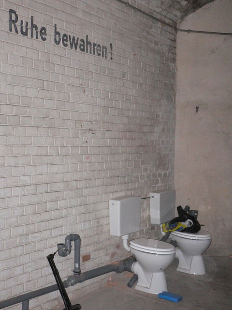 ruhig, brauner! klos ruhe toilette bunker 