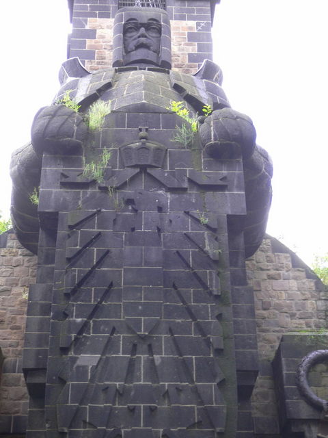 dicker starker mann aus stein adler k�ln stein mann denkmal 