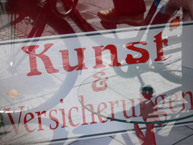 komische kombination kombination versicherung kunst schaufenster 