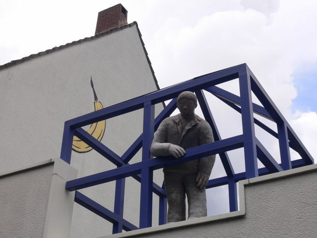 kunst am privatbau banane blau kunst statue gerüst 