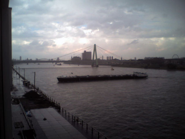 anlegen anlege man�ver k�ln rhein severinsbruecke 