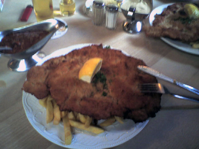 schnitzel bei oma kleinmann kleinmann essen fleisch oma schnitzel riesen riesenschnitzel 