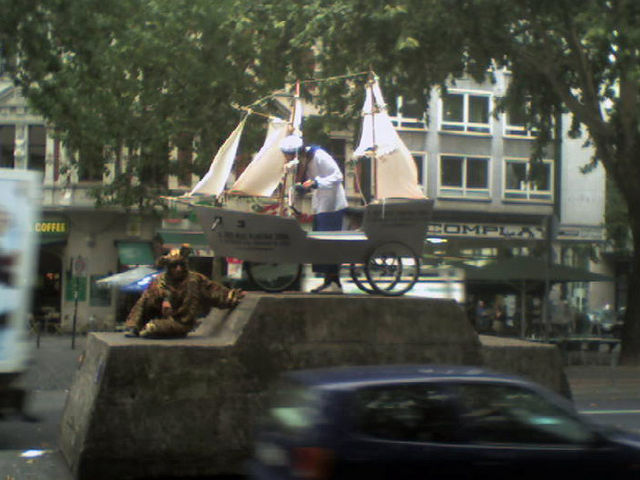 kaputte scenes am betonauto segelboot auto tiger kost�m betonauto schiff drogen 