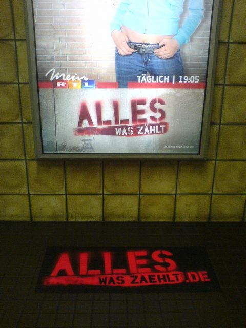 Fake Streetart rtl bahn werbung 