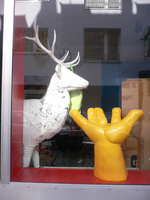 hand an hirsch hand hirsch kunst schaufenster 