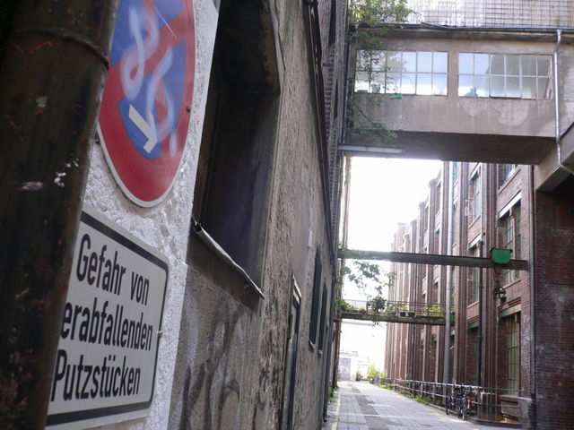 putzig gefahr schild wand hinterhof putz hof 