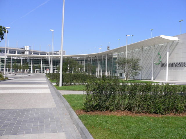 eins der neuen messegeb�ude. (noch) blendend wei� wei� deutz k�ln messe neu 