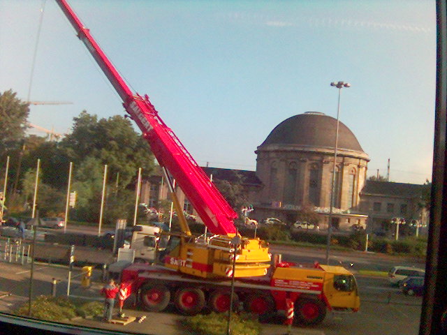 Kranwagen vor Deutzer Bahnhof. b�ro deutz lvr bahnhof kran 
