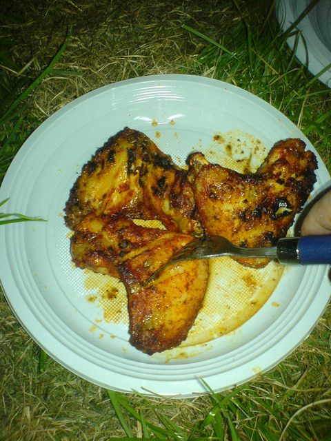 Fl�gelchen fl�gel gabel h�hnchen plastikteller essen fleisch grill 