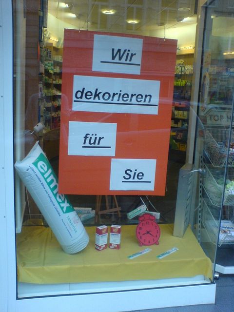 bitte nicht... schaufenster bonnerstrasse deko apotheke 