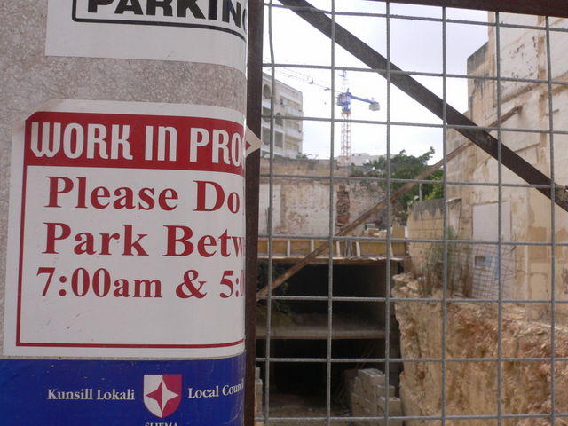 work in progress arbeit baustelle schild work malta 