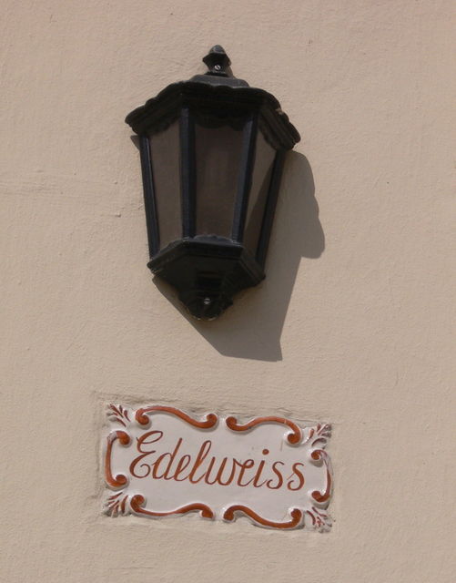 alpenromantik auf malta edelweiss blume haus namen schild malta 