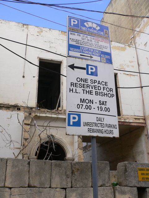 fr den bischof nur das beste bischof parkplatz schild malta 