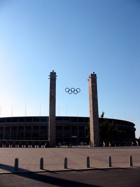 Berliner Olympiastadtion, 4. Teil ringe berlin olympiastadion gigants 