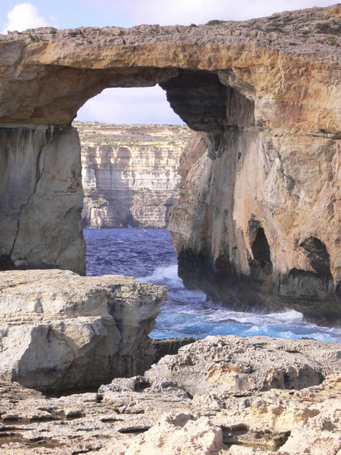 durchsichtig blau meer felsen malta gozo 