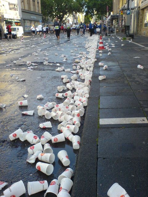 becher k�ln m�ll bonnerstrasse becher plastik marathon 