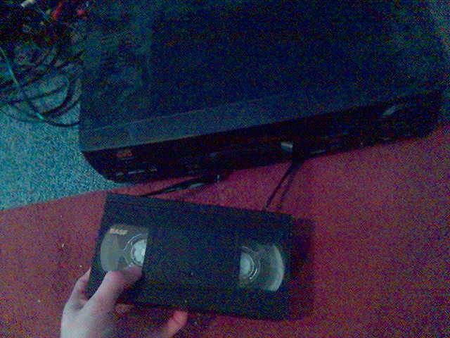 Video Home System bandsalat kassette teppich vhs videorecorder band hand kaputt technik boden video 