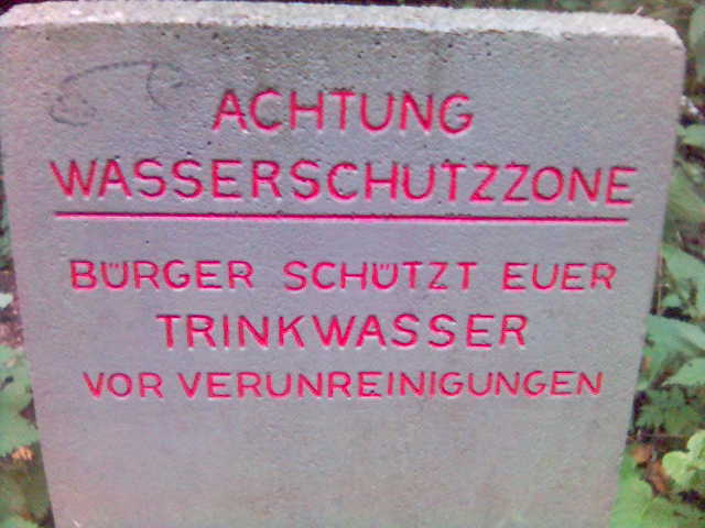 Brger! buerger verunreinigungen wasserschutz achtung dreck schild stein trinkwasser 