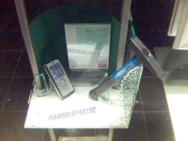 Hammerpreise geschaeft hammer preise scherben vitrine glas schaufenster handy diebstahl 