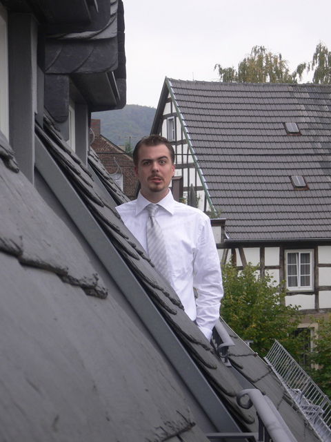 das zimmerm�dchen hat den schampus vergessen! schon wieder! fenster dach p�nzli 