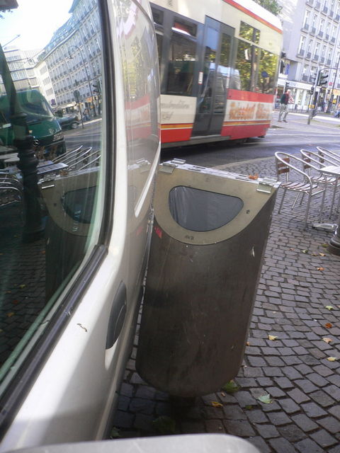 scharf kalkuliert knapp auto parken m�lleimer eng 