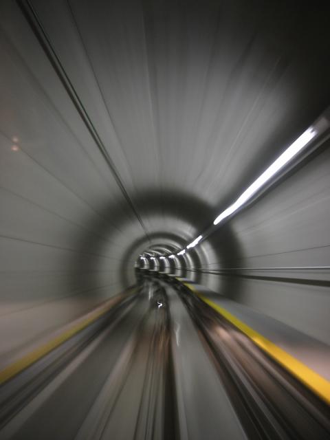 speedy spacy spacy speedy flughafen grau zrich gelb schweiz ubahn tunnel schnell 