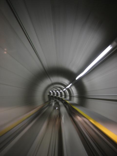 speedy spacy spacy speedy flughafen grau z�rich gelb schweiz ubahn tunnel schnell 