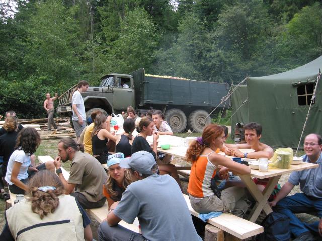 camping ecotopia sheshory ukraine bus camping zelt leute natur wald baum 