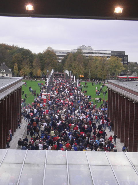 massenbewegung menge fc kln stadion menschenmassen ausgang 