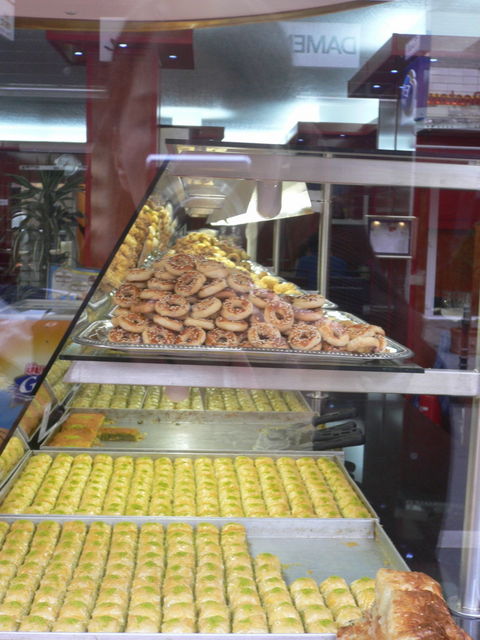 ausufernde auslagen schaufenster t�rkisch s�� b�ckerei 