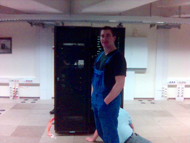 Wartungsarbeiten im Rechenzentrum. blaumann serverraum b�ro arbeit 